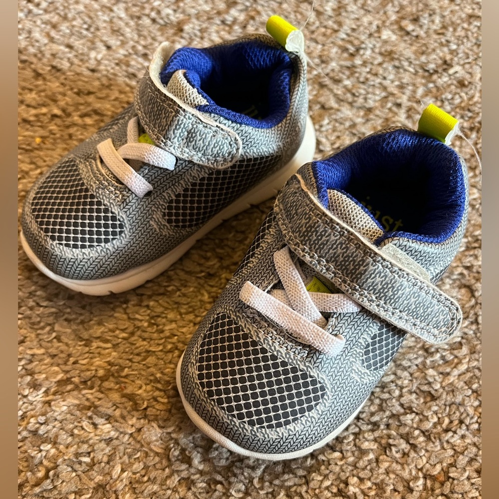 Carter’s baby shoes size 3 preowned great condition